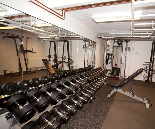 Det är vi som driver Hedesunda GymFrån och med maj 2022 har vi, Malin Eriksson, 45 år och Cornelia Lennartsson, 21 år tagit över driften av Hedesunda Gym.Vi är mor och dotter. Båda uppvuxna i Hedesunda, men för tillfället så bor Cornelia i Gävle!Vi har båda alltid varit intresserade av träning och hälsa och Cornelia är under utbildning till personlig tränare och klar till våren 2022.Vi har många tankar och idéer för att utveckla gymmet men kommer till en början köra på i Ove o Evas anda.Jätteroligt att ta över ett så välskött gym då det bara är att hoppa in och köra vidare!Håll utkik på FB och Hemsidan framöver för mer information om oss, uppdateringar och vad som händer framåt!Vi ser fram emot ett gott samarbete och hoppas vi kan leva upp till alla förväntningar.Vi önskar er ett hälsosamt och friskt 2023.Vid köp av nya gymkort, förnyelse eller frågor tar ni numera kontakt med oss på nytt mobilnummer...070-85 85 6 85Om gymmet Hedesunda GymBehovet av ett lokalt gym växte och då beslutades det att bygga ett mitt i centrala HedesundaÅr 2011 byggdes Hedesunda Gym.År 2012 byggdes gymmet ut med en våning till.År 2022 ägarbyte.&nbsp;Under åren har fler utökningar gjorts. Bland annat på våning 3 där det finns två spinningcyklar av toppkvalité.Vi erbjuder utöver ett fräscht och modernt gym både kostföreläsningar och personlig&nbsp; träning. Kontakta oss för mer informationPå gymmet finns omklädningsrum för dam och herr med duschar.Här är de 15st mest sökta gymmen på GymKarta i Juli 2023Nordic Wellness Lindholmen på Lindholmsallén 20 i GöteborgSATS Gamlestaden på Gamlestadstorget 7 i GöteborgSTC Sävedalen - Göteborgsvägen 104 - GymKarta.seSTC munkebäck på Munkebäcks Allé 26 i GöteborgNordic Wellness Göteborg Kviberg Arena - GymKarta.seNordic Wellness Kungälv Kongahälla - GymKarta.seActic Lerum - Vattenpalatset på Häradsvägen 3 i Lerum&nbsp;Maximus Gym Brunnsbo på Folkvisegatan 15 i GöteborgSATS Hovås på Björklundabacken 2 i Hovås - GymKarta.seNordic Wellness Backaplan på Gustaf Dalénsgatan 13Fitness24Seven på Lergöksgatan 6 i Västra FrölundaSATS Askim (Sisjön stora) på Ekonomivägen 6 i AskimSTC på Ekenleden 10 i Kållered - GymKarta.seNordic Wellness Marklandsgatan - GymKarta.seNordic Wellness på Vasagatan 7 i Göteborg